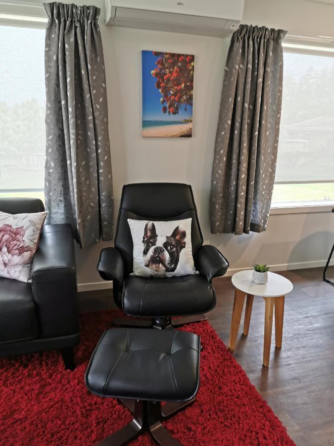 Sunny Modern 2 Bedroom *